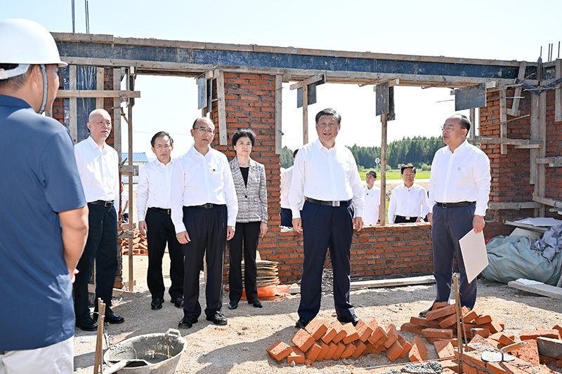 9月6日至8日，中共中央总书记、国家主席、中央军委主席习近平在黑龙江考察。这是7日上午，习近平在遭受洪涝灾害的哈尔滨尚志市老街基乡龙王庙村，察看水毁房屋重建情况。
