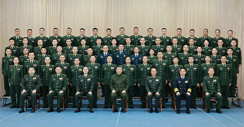 11月29日，中共中央总书记、国家主席、中央军委主席习近平到武警海警总队东海海区指挥部视察。这是习近平亲切接见东海海区指挥部有关同志，同大家合影留念。
